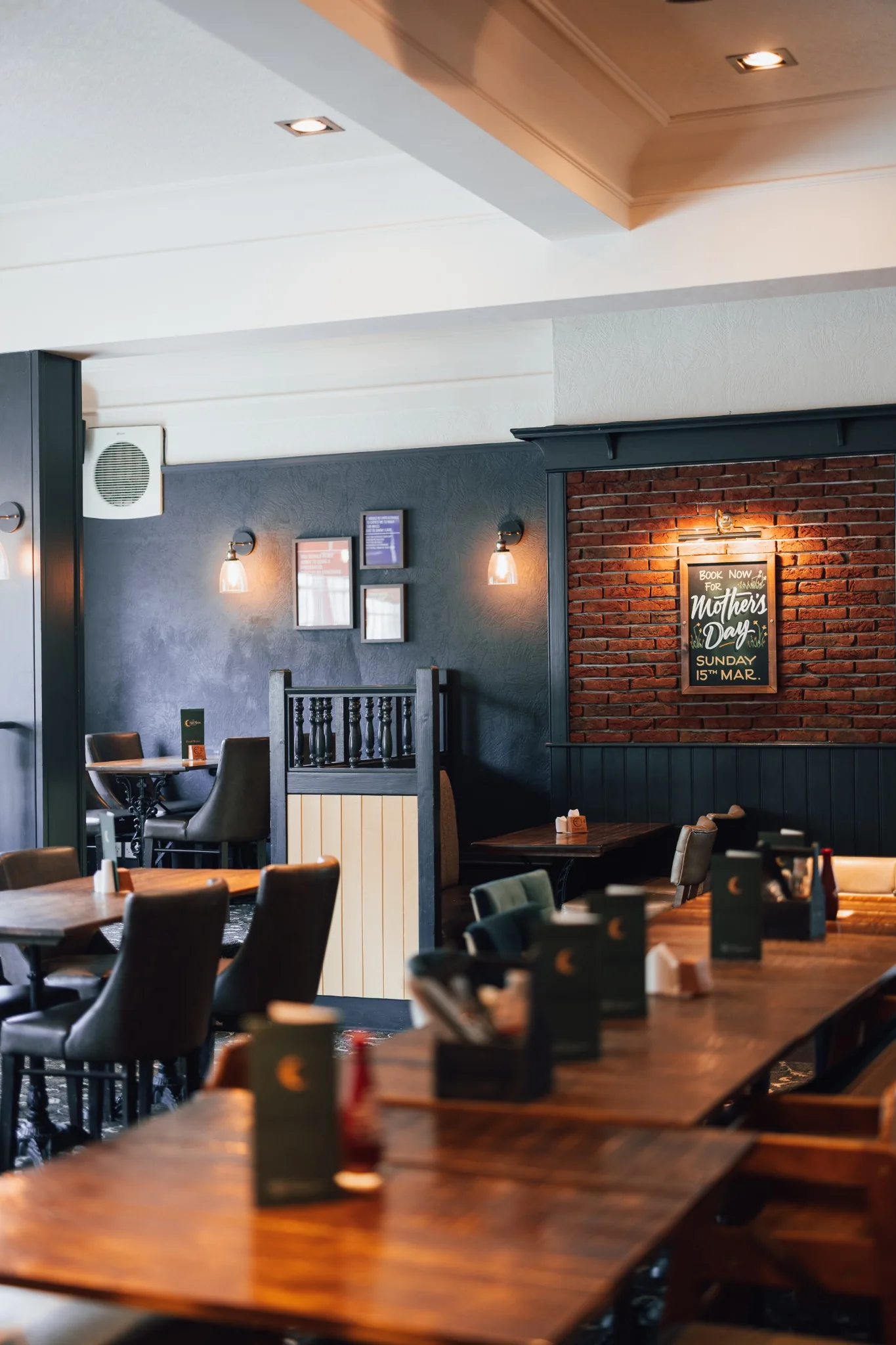 Inside Half Moon Elloughton